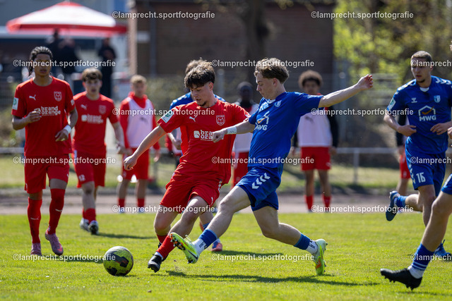 Fußball I Junioren I Saison 2025-2026 I DFB-Nachwuchsliga I 8. Spieltag I JFV Lübeck - 1. FC Magdeburg 85 | v.l. Alexander Erwin Laval (8, JFV Lübeck), Adrian Drews (23, 1. FC Magdeburg) - Realisiert mit Pictrs.com