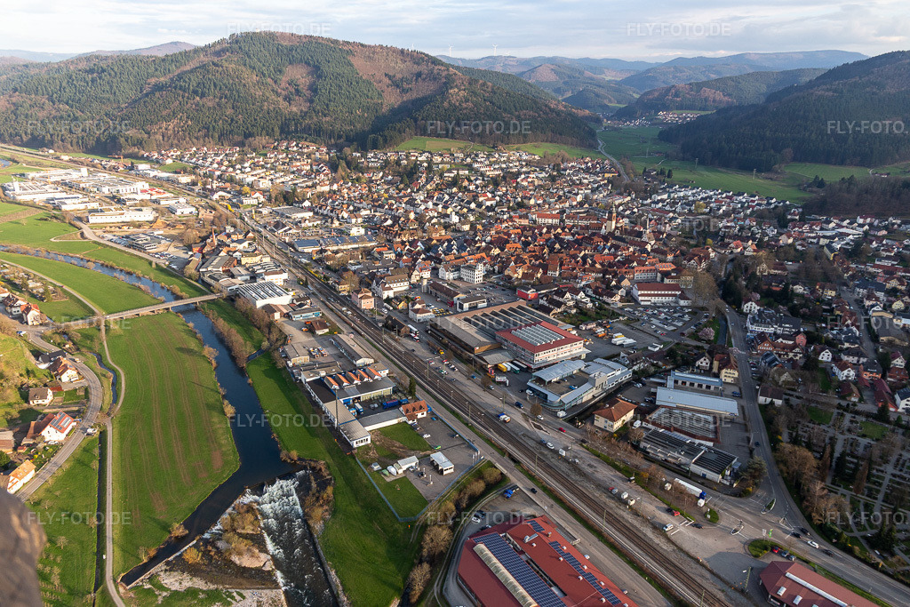 Luftbild: Uferbereich des Kinzig - Flußverlaufes in Haslach im Kinzigtal im Bundesland Baden-Württemberg in Deutschland. Foto: IMG_120308.jpg vom 17.03.2020 durch Werner Riehm/FLY-FOTO.de