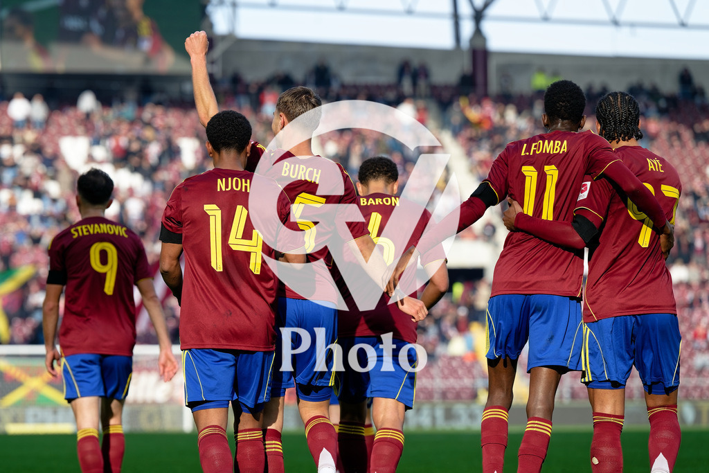 Brack Super League - Servette FC v FC Zurich | Marco Burch (15 Servette FC) celebrates after scoring his team's first goal with teammates  during the Brack Super League match between Servette FC and FC Zurich at Stade de Geneve in Geneva, Switzerland