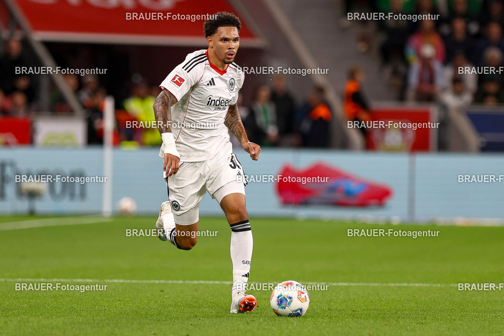 Bayer 04 Leverkusen vs Eintracht Frankfurt - Bundesliga  | Leverkusen, Deutschland, 12.09.25:   Pharrell Nnamdi Collins (Eintracht Frankfurt) in Aktion am Ball, Einzelaktion waehrend des Spiels der Bundesliga zwischen  Bayer 04 Leverkusen vs Eintracht Frankfurt in der BayArena(Foto von Brauer-Fotoagentur / Adrian Schlueter)