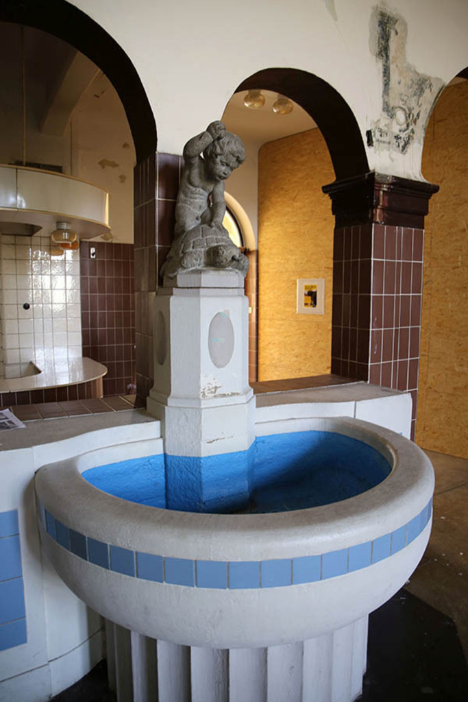 Foto: Leipzig - Stadtbad | Das Team hinter BILDLEXIKON LEIPZIG bündelt historische wie aktuelle Informationen über die Stadt Leipzig in Text und Bild auf einer Plattform und stellt diese der interessierten Öffentlichkeit zur Verfügung.