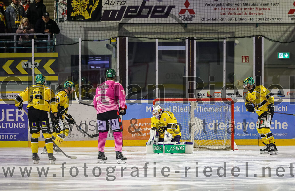 2025-10-28_027_TSV_Erding_gegen_Toelzer_Loewen | Erding, Deutschland, 28.10.2025:Eishockey, Oberliga Süd 2025 / 2026, 13. Spieltag, TSV Erding gegen Tölzer Löwen, Endergebnis: 2:5Pascal Steck (Erding Gladiators, #73), Torwart Matthias Bittner (Tölzer Löwen, #32), Karel Klikorka (Tölzer Löwen, #3)Foto: Christian Riedel / fotografie-riedel.net
