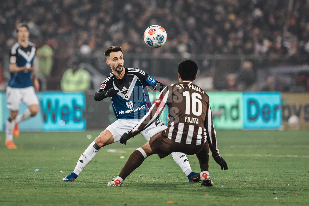 Fußball | Männer | Saison 2025/2026  | Fußball-Bundesliga | 19. Spieltag | FC St. Pauli vs. Hamburger SV | 23.01.2026 | v.l. Fabio Daniel Ferreira Vieira (#20, HSV) gegen Joel Chima Fujita (#16, FC St. Pauli)