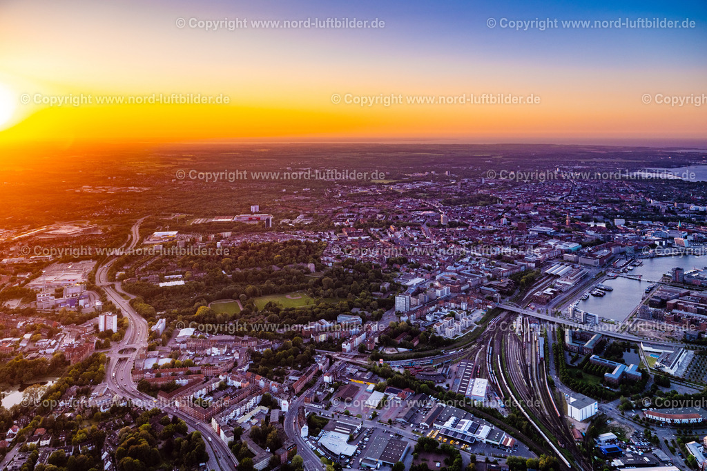 Kiel_im_Sonnenuntergang_ELS_3473170524 | KIEL 17.05.2024 Hafenanlagen mit Bürohäusern und Speditions- und Logistikunternehmen in Kiel im Bundesland Schleswig-Holstein, Deutschland. // Port facilities with office buildings and shipping and logistics companies in Kiel in the state Schleswig-Holstein, Germany. Foto: Martin Elsen