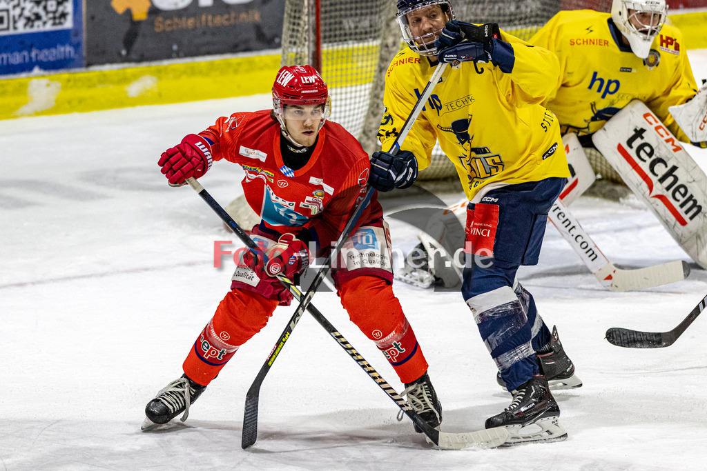 EC Peiting vs Stuttgart REBELS SEC | Eishockey Oberliga Süd 2023/2024, EC Peiting vs Stuttgart REBELS SEC, 20231219,
Duell zwischen Dennis KRUTSCH (ECP 82) und Matthew PISTILLI (REBELS 36),
2023-12-19 in Peiting (Eisstadion)
82 Dennis KRUTSCH (ECP 82), 36 Matthew PISTILLI (REBELS 36)
Copyright: WolfgangxLindner