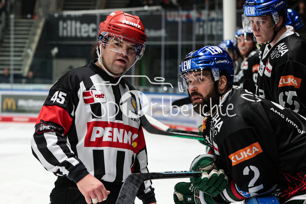Augsburger Panther - Eisbaeren Berlin | DEL Schiedsrichter Roman GOFMAN erklaert Braden LAMB (AEV #2) eine strittige Szene