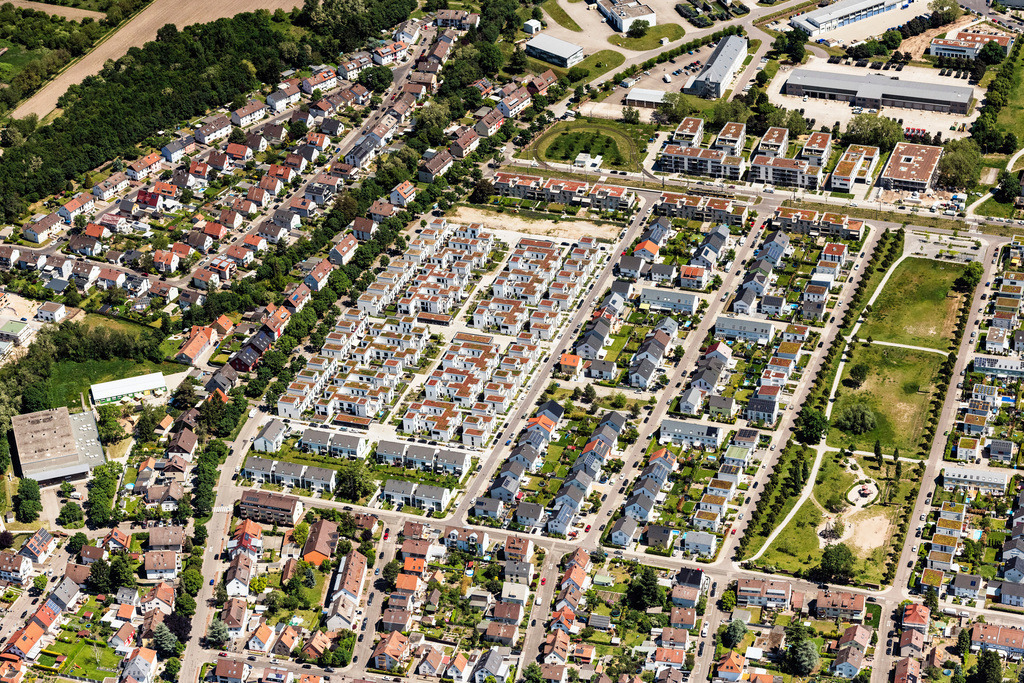 dr__0064512.jpg | KARLSRUHE 02.06.2021 Wohngebiet einer Reihenhaus- Siedlung an der in Karlsruhe im Bundesland Baden-Württemberg, Deutschland. // Residential area a row house settlement in Karlsruhe in the state Baden-Wuerttemberg, Germany. Foto: Daniel Reiter