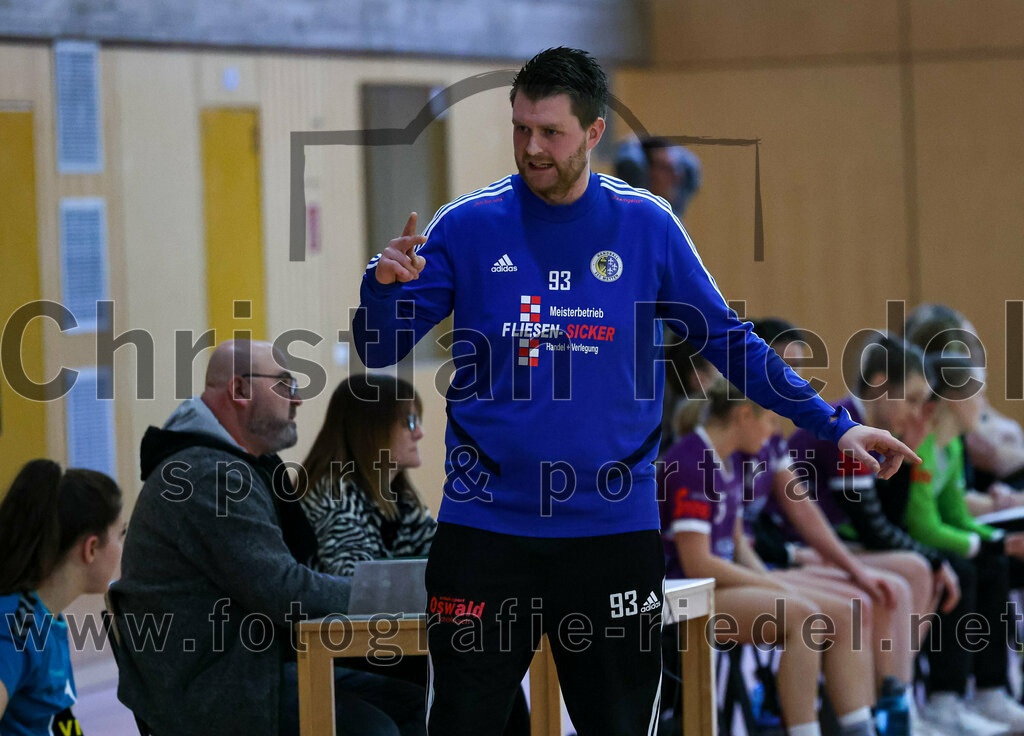 2023-03-11_042_SpVgg_Altenerding_gegen_SSG_Metten_Frauen | Erding, Deutschland, 11.03.2023:
Handball, Bezirksoberliga Frauen Altbayern 2022 / 2023, 13. Spieltag, SpVgg Altenerding gegen SSG Metten, Endergebnis: 32:26

Trainer Sebastian Klima (SSG Metten)

Foto: Christian Riedel / fotografie-riedel.net