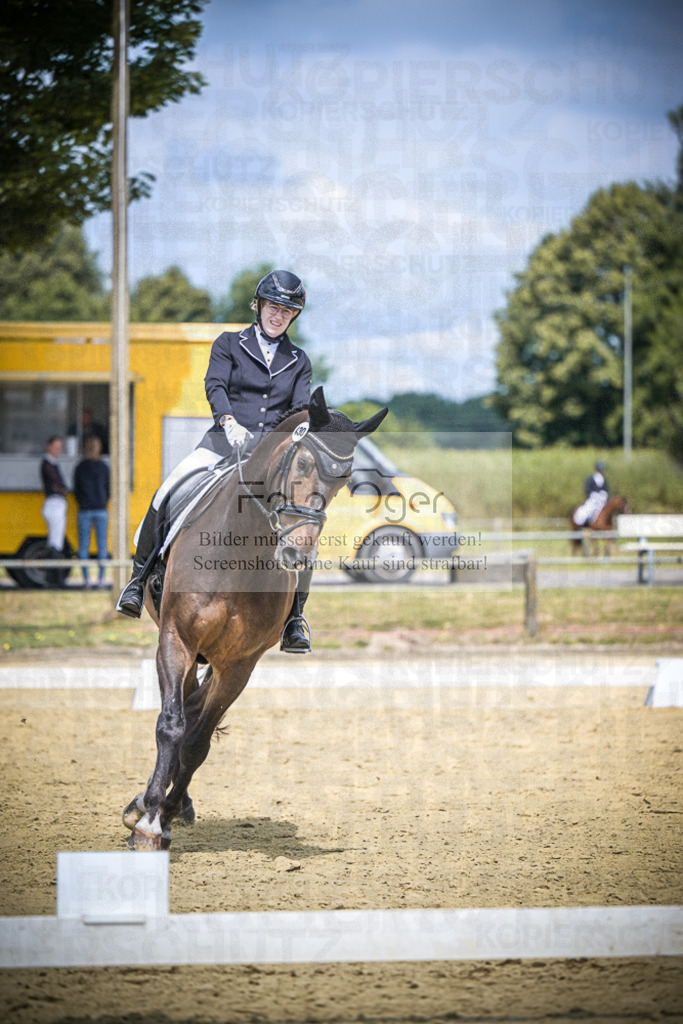 DOS_2160 | Entdecke hochwertige Reitturnierfotos von Foto Oger. Professionell, emotional und authentisch – jetzt Lieblingsmomente im Shop bestellen.Deutschlandweite Turnierfotografie. - Realisiert mit Pictrs.com