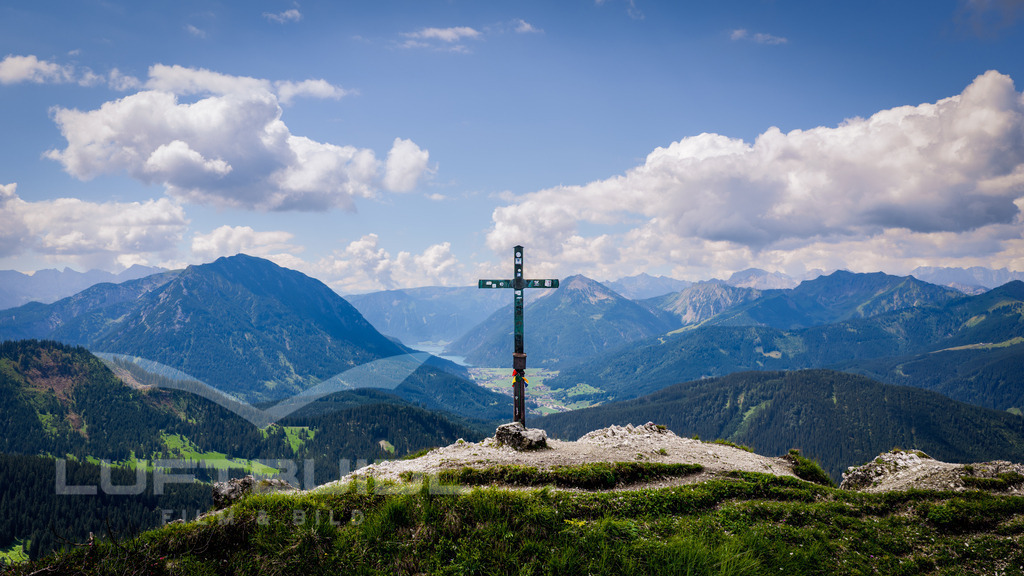 Der Gipfel des Schildenstein (S48) | Am Rande des Tegernseer Tals liegt der Schildenstein, der einen hervorragenden Rundumblick vom Tegernseer übers Weißachtal bis hinüber ins Achental gewährt. - Realisiert mit Pictrs.com
