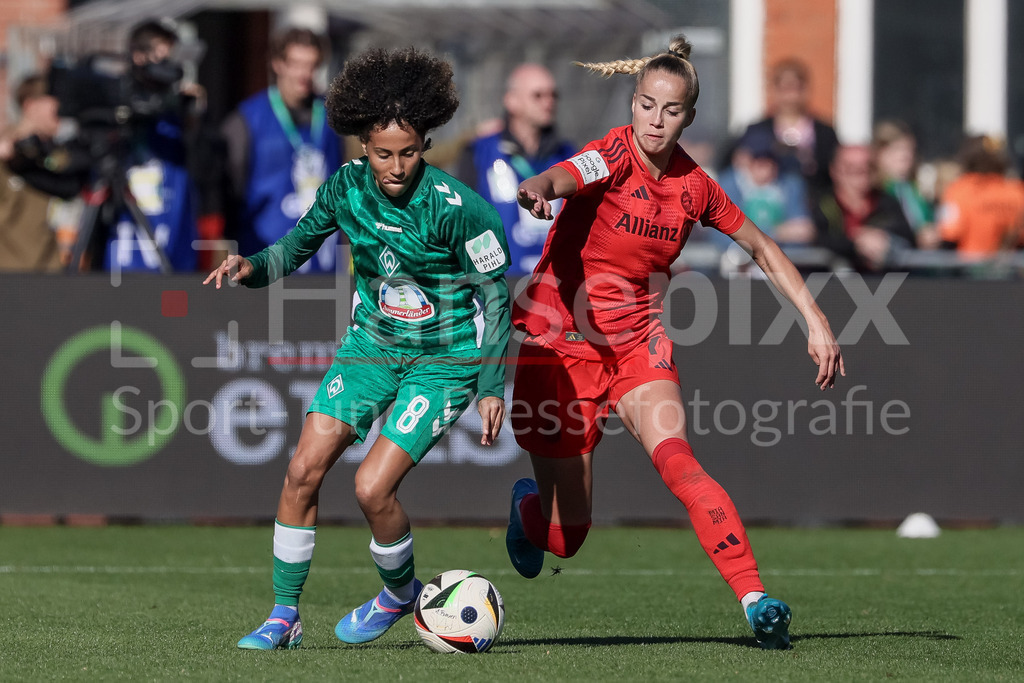 Fussball, Google Pixel Frauen-Bundesliga, SV Werder Bremen - FC Bayern München | v.li.: Amira Arfaoui (SV Werder Bremen, 8) und Giulia Gwinn (FC Bayern München, 7) im Zweikampf, Duell, Dynamik, Aktion, Action, Spielszene, DIE DFB-RICHTLINIEN UNTERSAGEN JEGLICHE NUTZUNG VON FOTOS ALS SEQUENZBILDER UND/ODER VIDEOÄHNLICHE FOTOSTRECKEN. DFB REGULATIONS PROHIBIT ANY USE OF PHOTOGRAPHS AS IMAGE SEQUENCES AND/OR QUASI-VIDEO.