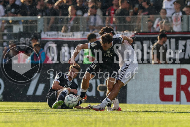 21.08.2026, GER, Fussball, Herren, DFB-Pokal, Saison 2026/2027, SC St. Tönis vs Eintracht Frankfurt | Jonas Theuerzeit (Tönis) und Can Uzun (Frankfurt) im Kampf um den Ball