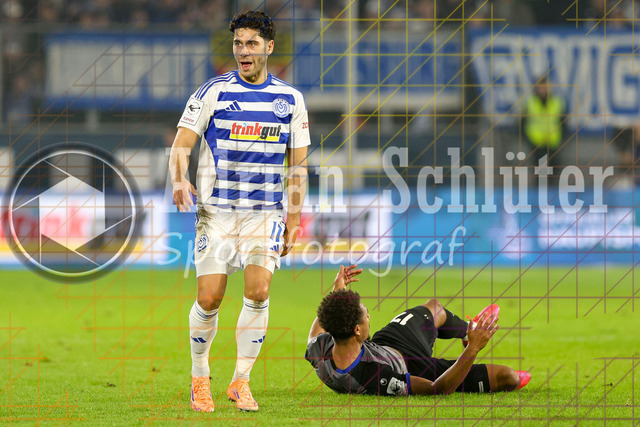 MSV Duisburg vs SV Waldhof Mannheim - 3. Liga | Duisburg, Deutschland, 07.11.25:   Mert Göckan (MSV Duisburg) gestikuliert, Gestik und Samuel Abifade (SV Waldhof Mannheim) liegt am Bodenwaehrend des Spiels der 3. Liga MSV Duisburg vs SV Waldhof Mannheim in der schauinsland-reisen-arena(Foto von Brauer-Fotoagentur / Adrian Schlueter)