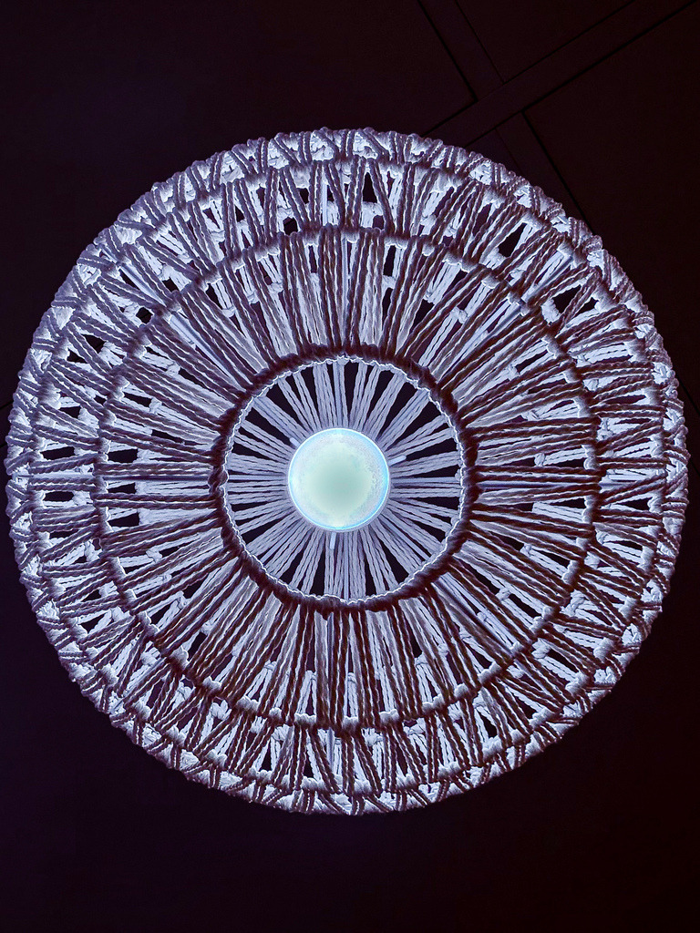 Cybernetic Eye – Abstraktes Lichtdesign & Urban Geometry | Ein faszinierender Blick nach oben, der Alltagsarchitektur in futuristische Kunst verwandelt. Diese High-End-Fotokunst zeigt die hypnotische Unteransicht einer monumentalen Kaufhaus-Leuchte. Die kreisrunde, filigrane Metallstruktur erinnert an die Präzision eines Chronographen oder ein kybernetisches Auge. Ein absolut minimalistisches Statement-Piece für moderne Räume.Material-Empfehlung: Für dieses strahlende Lichtkunstwerk empfehle ich das Motiv hinter glänzendem Acrylglas. Das Acrylglas verstärkt die Leuchtkraft des Zentrums, verleiht dem Metall eine grandiose Tiefenwirkung und sorgt für einen edlen Galerie-Look.Setzen Sie ein visionäres Highlight an Ihren Wänden und sichern Sie sich dieses exklusive Kunstwerk jetzt für Ihre Sammlung.[Archiv-Nr. #0106] - Realisiert mit Pictrs.com