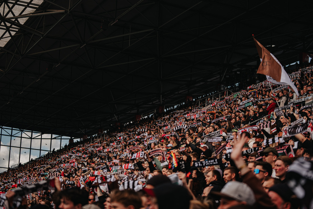 FCS09496 | Der offizielle Shop für FC St. Pauli Fotos. Wähle aus Spielszenen & Fanmomenten dein FCSP Wunschformat. Wir liefern Millerntor-Atmosphäre.