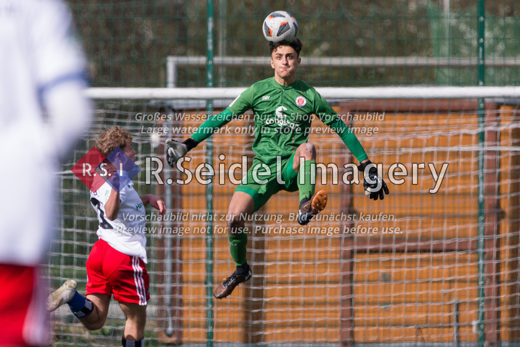 Fußball, Saison 2021/22, A-Junioren Bundesliga, Hamburger SV - FC St. Pauli, Paul-Hauenschild-Plätze (Norderstedt), 02.04.2022, 16. Spieltag | Emre Boz (#1, Pauli, Torwart) wehrt den Ball ab, reißt dabei aber das Bein hoch. Tom Sanne (#21, HSV) läuft in ihn hinein. Kisilowski bleibt am Boden und Boz sieht gelb-rot.