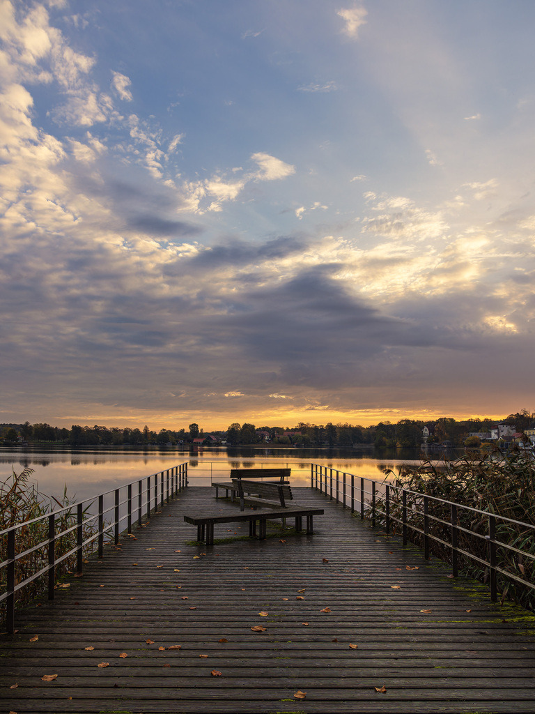 Sonnenaufgang und Steg am Haussee in der Stadt Feldberg | Sonnenaufgang und Steg am Haussee in der Stadt Feldberg.