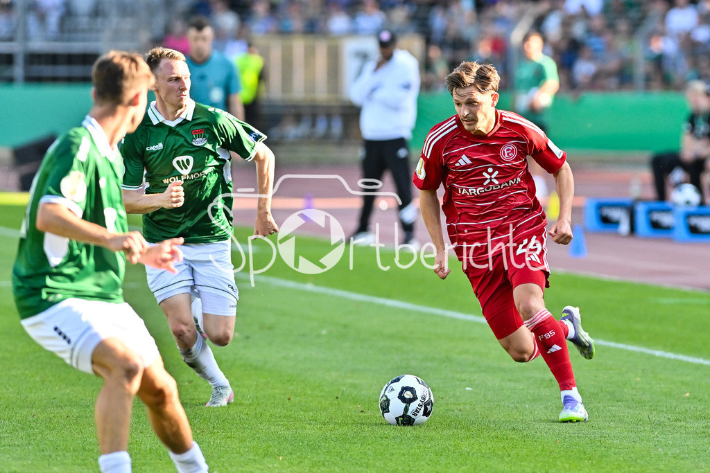1. FC Schweinfurt 05 - Fortuna Düsseldorf | im Duell Florent MUSLIJA (Fortuna 24) und Joshua ENDRES (Schweinfurt 33) / Zweikampf / DFB-Pokal: 1. FC Schweinfurt 05 - Fortuna Düsseldorf; Riedel-Bau Arena am 18.08.2025