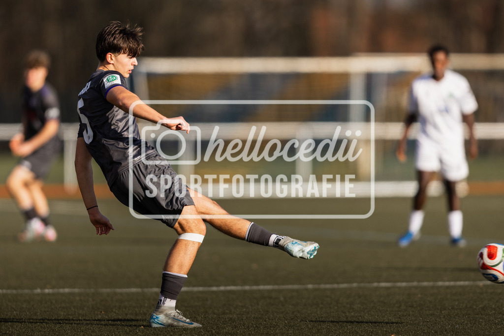 Fußball I Herren I Saison 2025-2026 I Freundschaftsspiel I VFL Osnabrück A-Junioren - JFV Bremen-014 | Henry Schulte (5, VfL Osnabrück A-Junioren) - Realisiert mit Pictrs.com