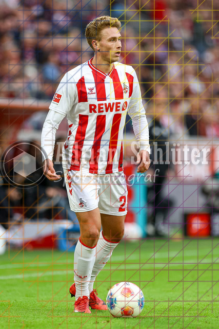 1. FC Köln vs FC Augsburg - 1. Bundesliga  | Köln, Deutschland, 18.10.25:   Sebastian Sebulonsen (1. FC Köln) in Aktion am Ball, Einzelaktion waehrend des Spiels der 1. Bundesliga zwischen  1. FC Köln vs FC Augsburg im RheinEnergieStadion(Foto von Brauer-Fotoagentur / Adrian Schlueter)