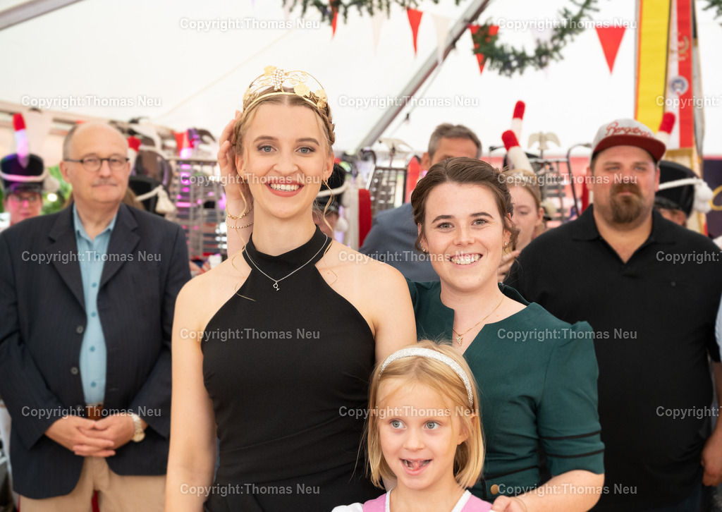 22_Winzerfest-Bensheim | bbe, Bensheim, Winzerfest 2025,  Eröffnung mit Krönung neuer Gebietsweinkönigin, die neue Weinkönigin Chiara Fischerwird von Katja Simon gekrönt,, vorne die Cousine der neuen Königin Tilda Sophie Niesner, Bild: Thomas Neu