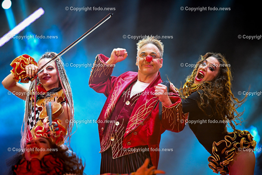 Zirkus Louis Knie_ 17.02.2024-1 | 17.02.2024, Linz, AUT, Circus Louis Knie 2024, im Bild Circus, Zirkus, Zelt, Artisten, Kuenstler, Trapez, Show, Clown, Zuschauer, Hunde, Ponys, Licht, Musik, Akrobaten, Akrobatik, Luftakrobatik