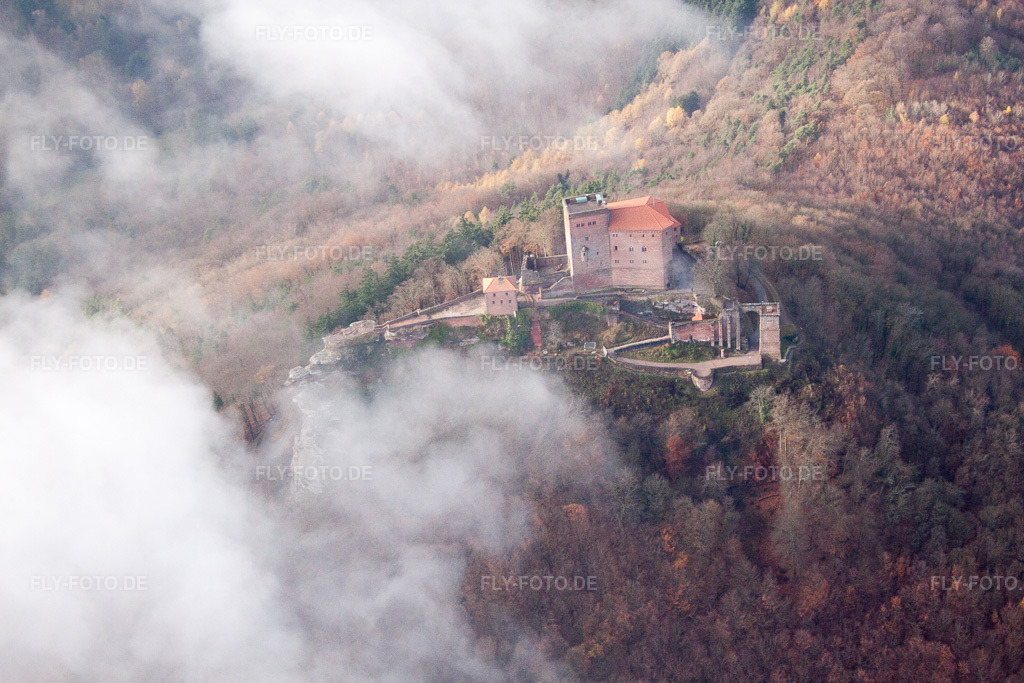 Luftbild: Vom Wald umgebende Burganlage der Reichsburg Trifels im Nebel in Annweiler am Trifels im Bundesland Rheinland-Pfalz in Deutschland. Foto: IMG_61190.jpg vom 30.11.2013 durch Werner Riehm/FLY-FOTO.de
