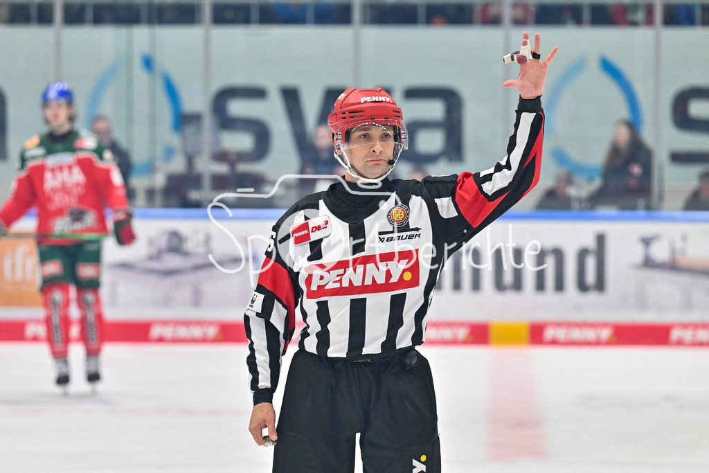 Augsburger Panther - Kölner Haie | im Bild Hauptschiedsrichter Sean MacFARLANE / Einzelfoto / Freisteller / DEL: Augsburger Panther - Koelner Haie, Curt Frenzel Stadion am 02.03.2025