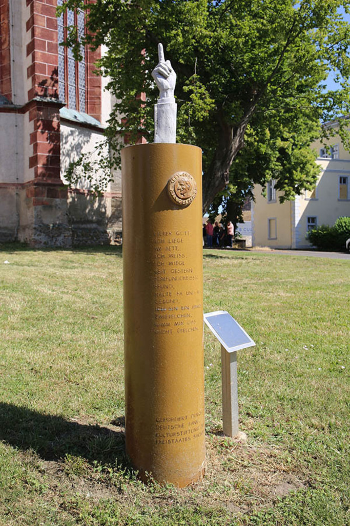Wurzen - RIngelnatzpfad vor dem Dom  St. Marien | Entdecke über 20 Kategorien Leipzig-Motive: Foto-Downloads, hochwertige Poster, Leinwand- & Fine-Art-Prints. Jetzt Lieblingsfoto im Bildlexikon Leipzig Shop bestellen!
