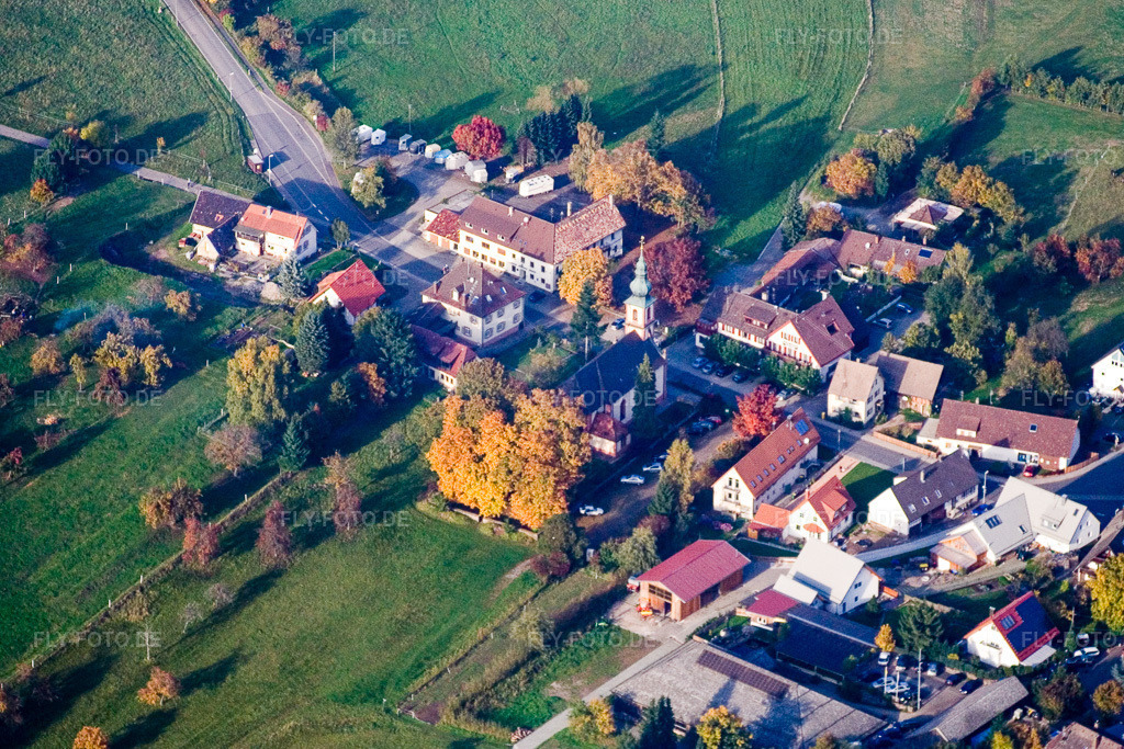Luftbild: Kirche Maria Hilf Moosbronn im Dorfkern im Ortsteil Freiolsheim in Gaggenau im Bundesland Baden-Württemberg in Deutschland. Foto: IMG_14028.jpg vom 11.10.2008 durch Werner Riehm/FLY-FOTO.de