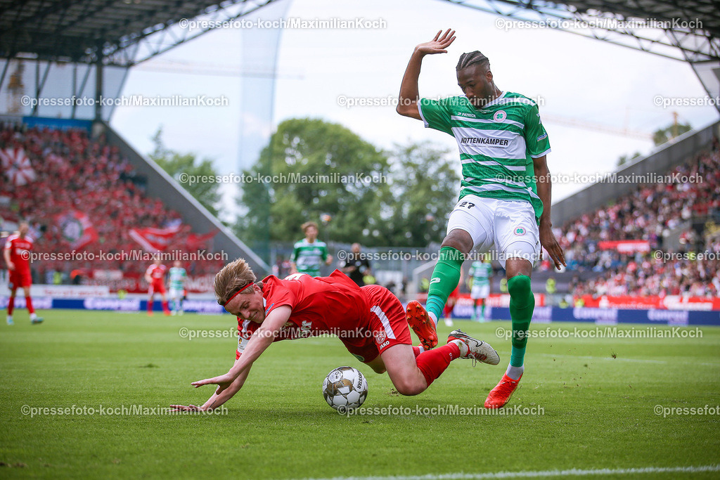 RWE3Liga25052401011 | 25.05.2024, Essen, Fußball, Finaltag der Amateure, Niederrheinpokal Finale, Stadion an der Hafenstraße, Saison 2023 2024, Rot-Weiss Essen – SC Rot-Weiß Oberhausen: Felix Götze (Rot-Weiss Essen) gegen Cottrell Ezekwem (RW Oberhausen).
DFB regulations prohibit any use of photographs as image sequences and or quasi-video.