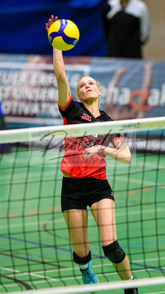 VCOBWA20211106_002 | Volleyball, Frauen: Franziska Detmer (VC Osnabrueck) in Aktion, am Ball, Einzelaktion bei dem Spiel der 3. Liga West zwischen VC Osnabrueck und SV BW Aasee in der Schlosswallhalle am 06.11.2021 in Osnabrueck, Deutschland. - Realisiert mit Pictrs.com