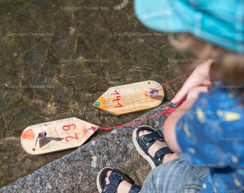 DSC_4023 | bbe, Auerbach, Bachgassenfest, Bachregatta, Vor dem offiziellen Start erkundeten die kleinen Kapitäne schon einmal das Gewässer, , Bild: Thomas Neu
