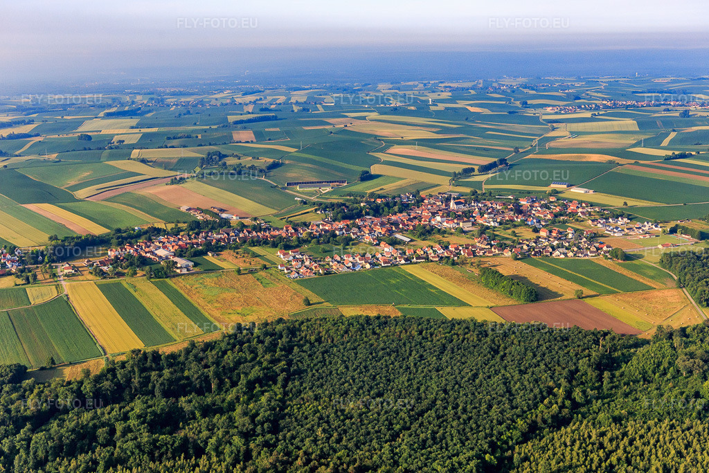 Vue aérienne: Vue de la ville depuis le nord à Niederlauterbach dans le département Bas Rhin, France – .Photo: IMG_107865.jpg prise le 10/06/2018 par Werner Riehm/FLY-FOTO.eu – Résolution de l'original: 5347 x 3564 px