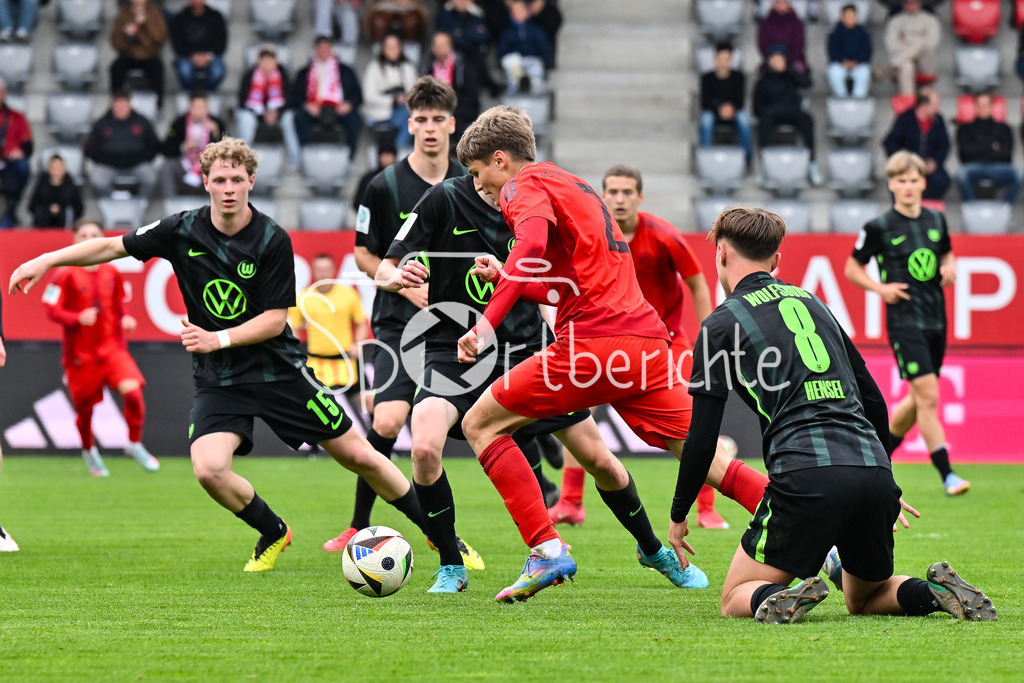 FC Bayern München U19 - VfL Wolfsburg U19 | im Duell Oskar PROKOPP (VfL Wolfsburg U19  15), Magnus DALPIAZ (FCB #2) und Pharell HENSEL (VfL Wolfsburg 8) / Zweikampf / U19 DFB Nachwuchsliga Endrunde: FC Bayern Muenchen - VfL Wolfsburg, FC Bayern Campus am 26.04.2025