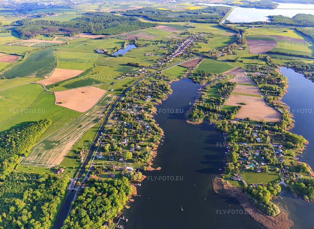 Vue aérienne: Presqu'île de la Cornée des Houilles dans l'Étang de la Blanche Chaussée et Canal des houllères de la Sarre à Diane-Capelle dans le département Moselle, France. Photo: IMG_146155.jpg prise le 01/05/2025 par Werner Riehm/FLY-FOTO.eu – Résolution de l'original: 4989 x 3648 px