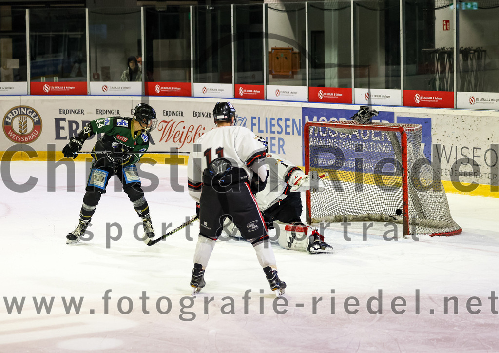 2022-09-30_137_TSV_Erding_gegen_EV_Dingolfing | Erding, Deutschland, 30.09.2022:
Eishockey, Bayernliga 2022 / 2023, Testspiel, TSV Erding gegen EV Dingolfing, Endergebnis: 3:4

Ryan Finn Henke (Erding Gladiators, #64), Oliver Wawrotzki (EV Dingolfing, #11), Torwart Dennis Jedrus (EV Dingolfing, #1)

Foto: Christian Riedel / fotografie-riedel.net