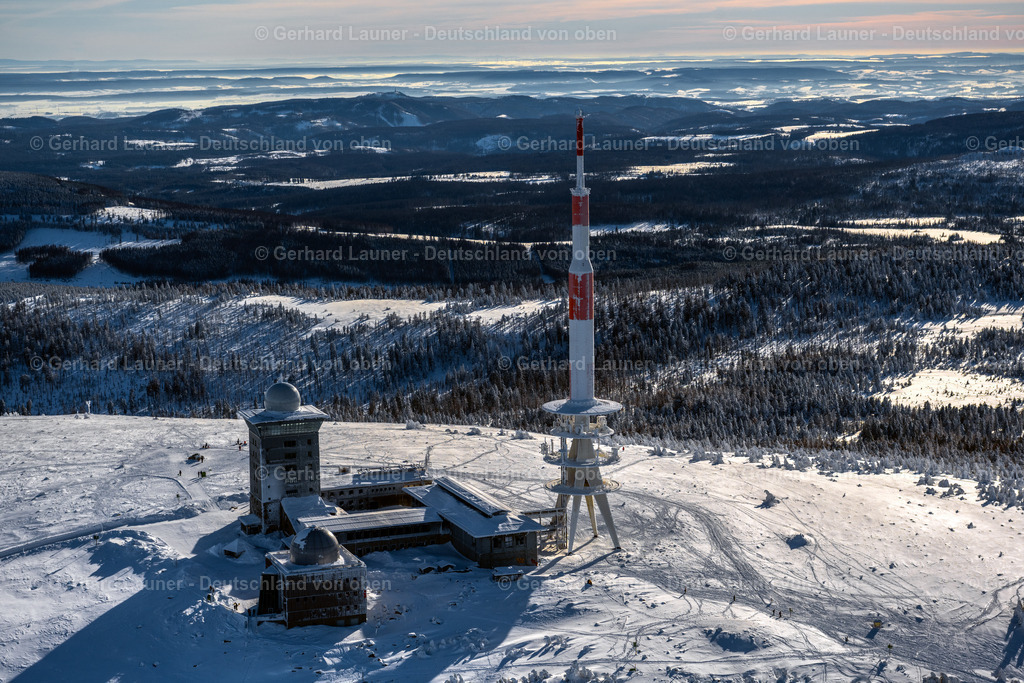4044930 | SCHIERKE 14.02.2021 Winterlich schneebedeckte Funkturm und Sendeanlage auf der Kuppe des Brocken im Nationalpark Harz in Schierke im Bundesland Sachsen-Anhalt, Deutschland. Weiterführende Informationen bei: DFMG Deutsche Funkturm GmbH,  Deutscher Wetterdienst DWD. // Wintry snowy radio tower and transmitter on the crest of the mountain range Brocken in Harz in Schierke in the state Saxony-Anhalt, Germany. Further information at: DFMG Deutsche Funkturm GmbH,  Deutscher Wetterdienst DWD. Foto: Gerhard Launer