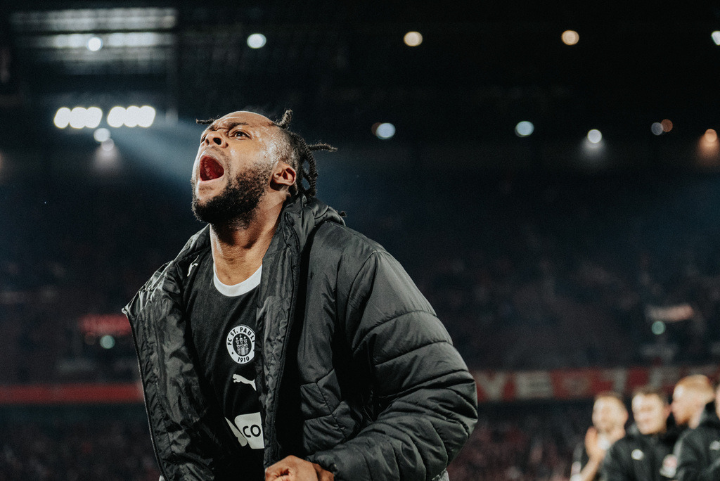 _STP9314 | Der offizielle Shop für FC St. Pauli Fotos. Wähle aus Spielszenen & Fanmomenten dein FCSP Wunschformat. Wir liefern Millerntor-Atmosphäre.