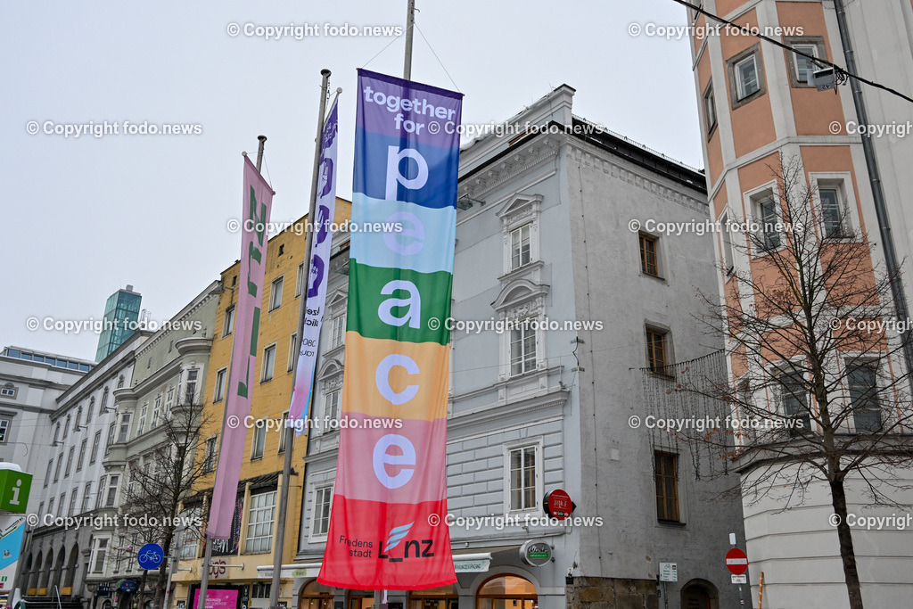 Hauptplatz Linz_ Friedensfahne Linz_ 09.12.2023-4 | 09.12.2023, Hauptplatz Linz, AUT, Friedensfahne Linz, im Bild Fahne, Flagge, Frieden, eigene Friedensfahne der Stadt Linz, Peace