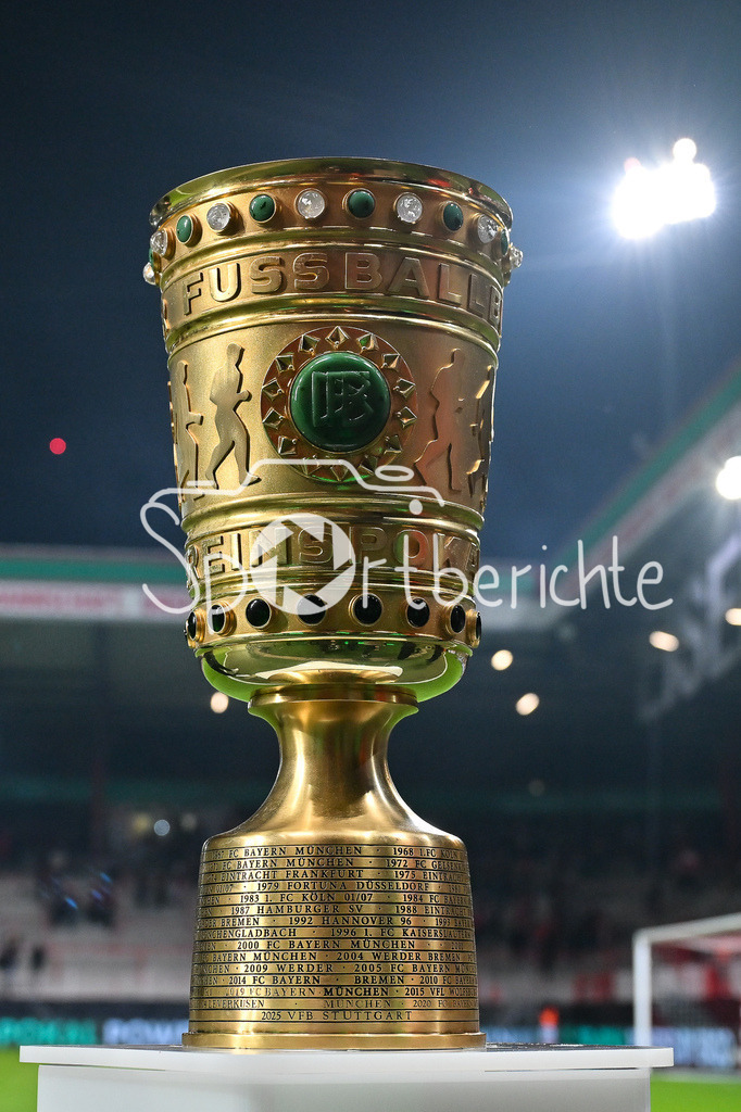 1. FC Union Berlin - FC Bayern München | BERLIN, GERMANY - 03. DECEMBER: im Bild das Objekt der Begierde - der DFB Pokal / Symbolbild vor dem Match zwischen dem 1. FC Union Berlin und dem FC Bayern München beim Achtelfinale des DFB-Pokales im Stadion an der alten Försterei