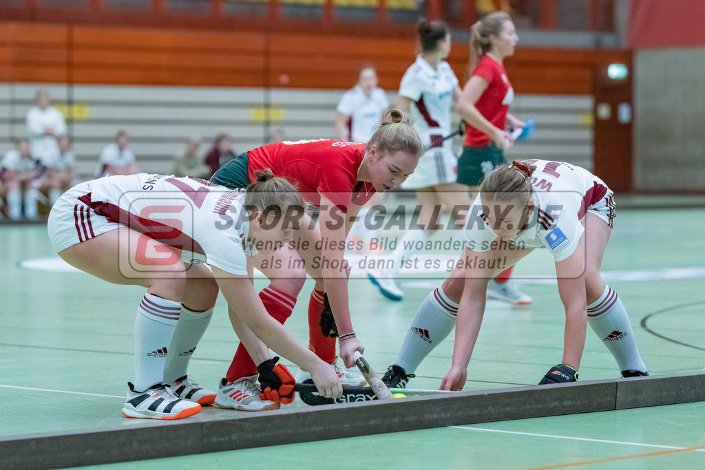 HK_20230122_103056 | 1. Bundesliga ( Halle ) Damen Crefelder HTC - Rot-Weiss Köln am 22.1.2023 Crefelder HTC  ( CHTC ) Halle Glockenspitz , Krefeld , Krings Lynn ( Crefelder HTC #19 ) , Sophie Prumbaum ( Rot-Weiss Köln #27 )