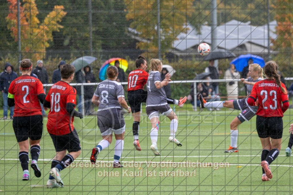20251005_114304_0371 | #,1.Göppinger SV (rot) vs. SGM Aufhausen/Nellingen (grau), Fußball, Frauen-Regionenliga 3 - WfV, 04. Spieltag, Saison 2025/2026, Kunstrasenplatz Nord, Hohenstaufenstr. 116, 73033 Göppingen, 05.10.2025 - 11:00 Uhr,Foto: PhotoPeet-Sportfotografie/Peter Harich