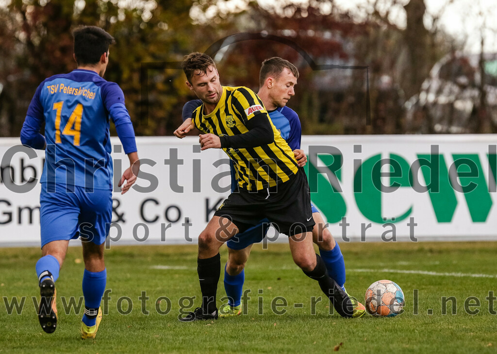 2023-11-11_032_FC_Moosinning_gegen_TSV_Peterskirchen | Moosinning, Deutschland, 11.11.2023:
Fußball, Bezirksliga Oberbayern Ost 2023 / 2024, 17. Spieltag, FC Moosinning gegen TSV Peterskirchen, Endergebnis: 5:0

Kilian Spiel (TSV Peterskirchen, #14), Thomas Auerweck (FC Moosinning, #19), Thomas Maier (TSV Peterskirchen, #17)

Foto: Christian Riedel / fotografie-riedel.net