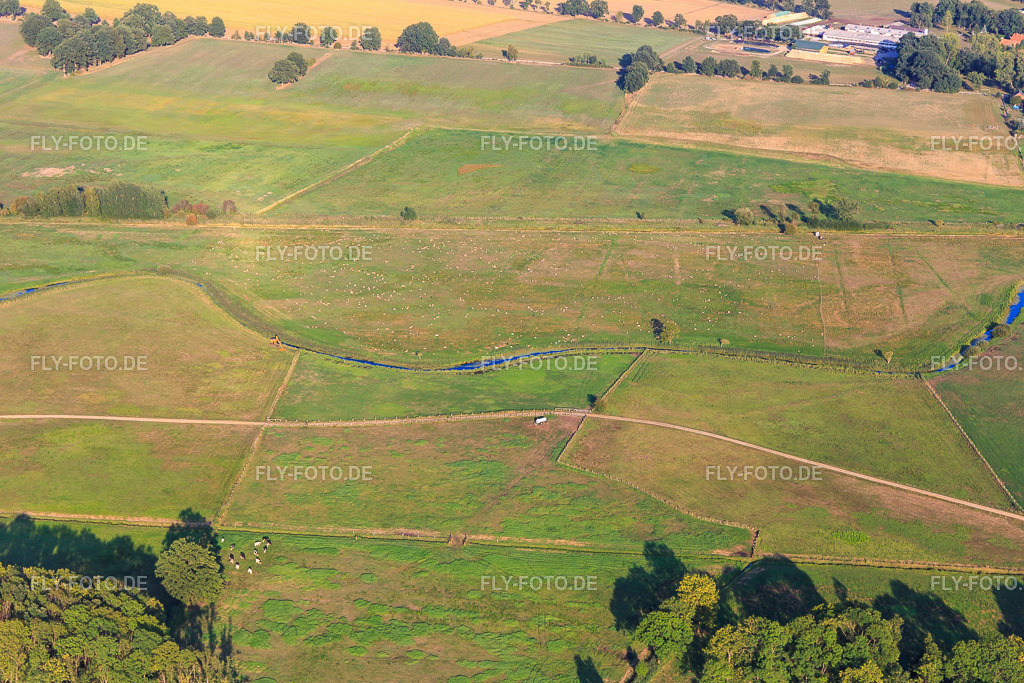Fluß Stecknitz - die Grenze zwischen Schleswig-Holstein und Mecklenburg-Vorpommern | Luftbild: Fluß Stecknitz - die Grenze zwischen Schleswig-Holstein und Mecklenburg-Vorpommern in Dalldorf im Bundesland Mecklenburg-Vorpommern in Deutschland. Foto: IMG_110471.jpg vom 21.08.2018 durch Werner Riehm/FLY-FOTO.de - Realisiert mit Pictrs.com