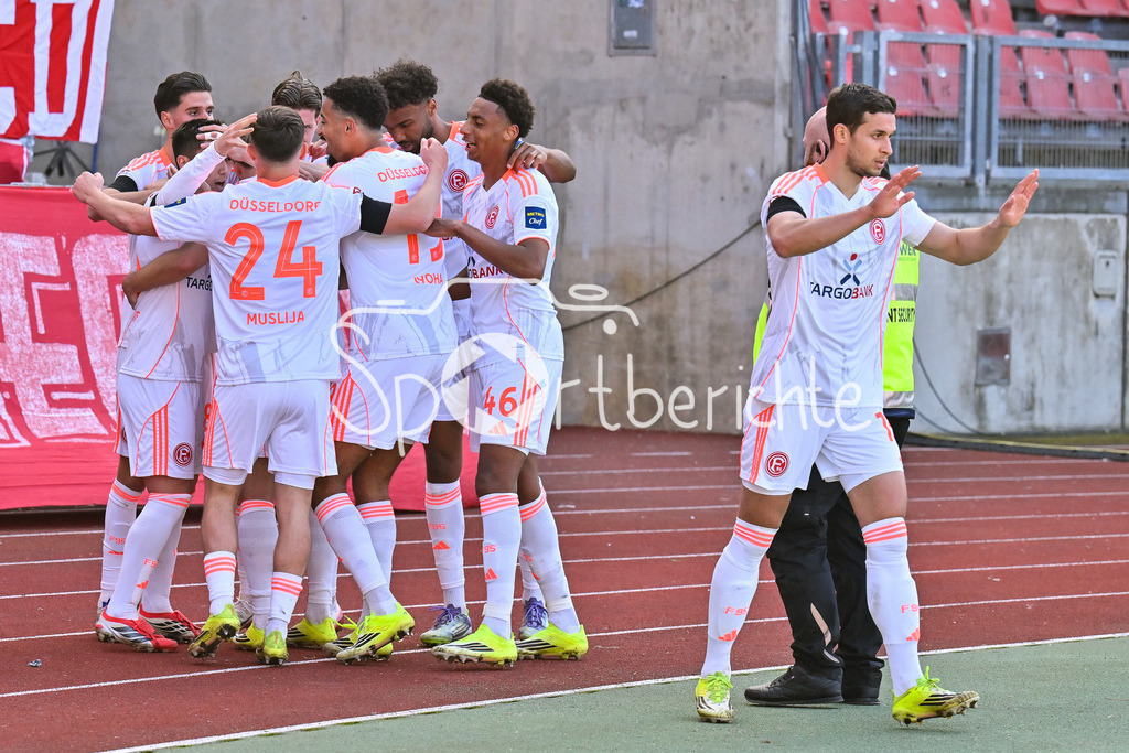 1. FC Nürnberg - Fortuna Düsseldorf | NUREMBERG, GERMANY - 07. MARCH:  Jubel der Düsseldorfer nach dem Treffer zum 0-1 durch Shinta APPELKAMP (Fortuna Düsseldorf 23) / während dem Match zwischen dem 1. FC Nürnberg und Fortuna Düsseldorf am 25. Spieltag der 2. Bundesliga im Max Morlock Stadion / DFL REGULATIONS PROHIBIT ANY USE OF PHOTOGRAPHS AS IMAGE SEQUENCES AND/OR QUASI-VIDEO