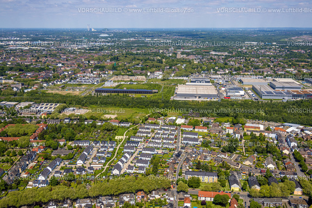 Gelsenkirchen230511592 | Luftbild, Reihenhäuser Wohnsiedlung An der Lutherburg, im Hintergrund Kohlebunker Schalker Verein Gewerbegebiet, Ückendorf, Gelsenkirchen, Ruhrgebiet, Nordrhein-Westfalen, Deutschland