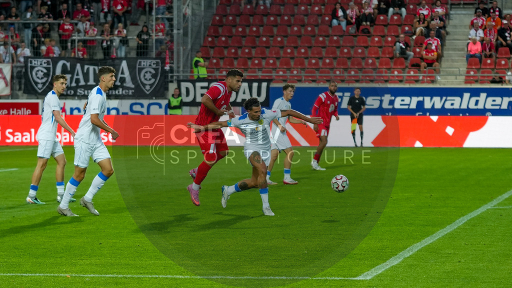 Fußball, Herren, Saison 2025/2026, Regionalliga Nordost, 5. Spieltag, Hallescher FC vs. FSV 63 Luckenwalde, Dienstag 26.08.2025, Leuna-Chemie-Stadion Halle, | Fußball, Herren, Saison 2025/2026, Regionalliga Nordost, 5. Spieltag, Hallescher FC vs. FSV 63 Luckenwalde, Dienstag 26.08.2025, Leuna-Chemie-Stadion Halle, Im Bild: Malek Fakhro (l. Halle) und Andreas Pollasch (r. Luckenwalde) - Realisiert mit Pictrs.com