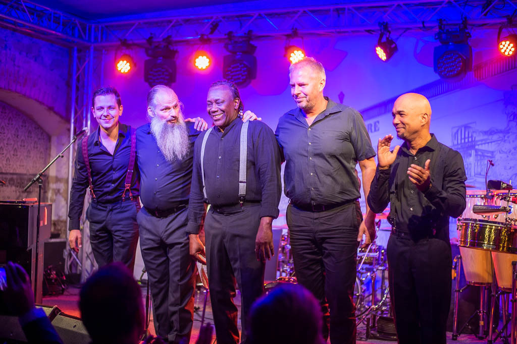 Tango meets Cuba | Tango meets Cuba mit den Klazz Brothers & Cuba Percussion im Forte Belvedere Leisnig zum Festival Hallo Leisnig 2022. - Realisiert mit Pictrs.com