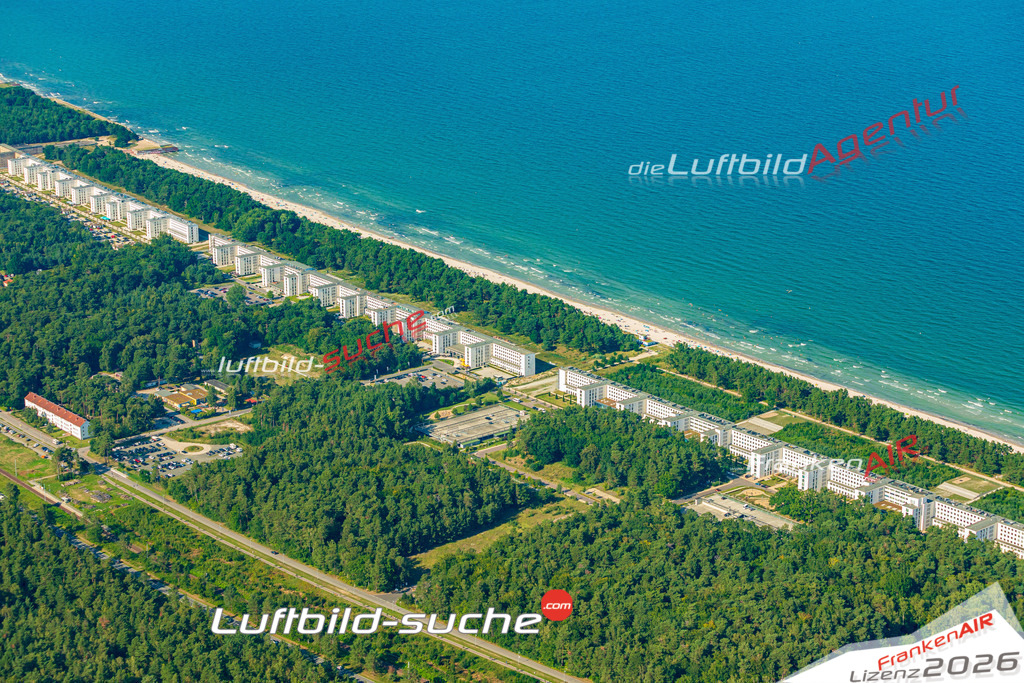 Klassische Luftaufnahme ohne Drohne zeigt:Seebad Prora bei Binz - Die Luftbildaufnahme wurde 2025 vom UL-Flugzeug heraus erstellt ( keine Drohnenaufnahme ) - Hochauflösende Luftaufnahme -Nicht vergleichbar mit Google Maps oder Satelittenbilder- Die Geschenkidee !Mit Lizenz und Bildrechte bestellbar